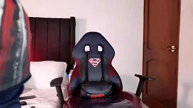 Snapshot of muscle_ares chatting on October 31, 12:44 am muscle ares online show from October 31, 12:44 am