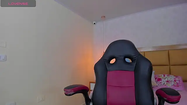 LARSONMIA online show from March 11, 12:28 pm