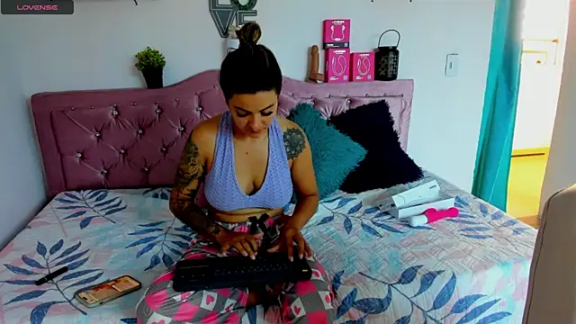 mia bigtits17 online show from July 18, 4:44 pm