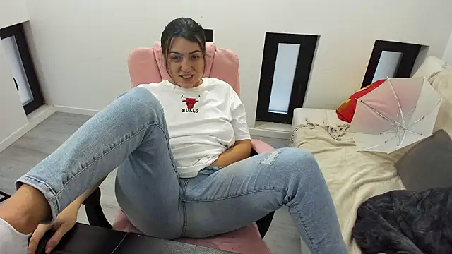 Snapshot of Dyana_Kaylinn chatting on February 1, 5:50 am Dyana Kaylinn online show from February 1, 5:50 am