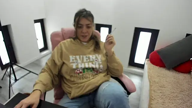 Snapshot of Dyana_Kaylinn chatting on February 21, 6:25 am Dyana Kaylinn online show from February 21, 6:25 am