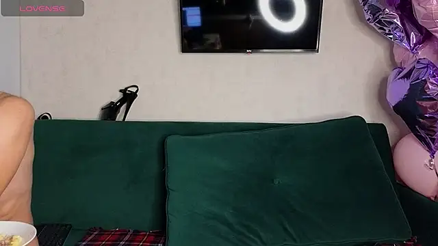 Snapshot of FoxLoveBasik chatting on December 14, 6:35 am FoxLoveBasik online show from December 14, 6:35 am