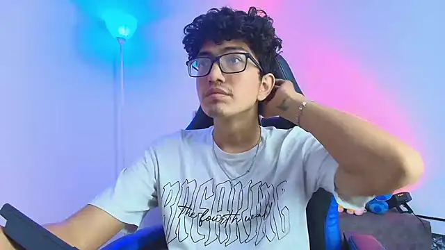 Snapshot of TylerWhite_ chatting on February 5, 1:16 pm TylerWhite online show from February 5, 1:16 pm