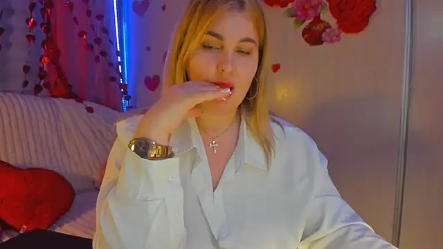 CoraSwon online show from February 21, 9:32 pm