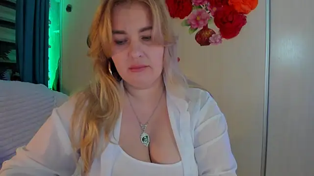 CoraSwon online show from October 24, 9:22 pm