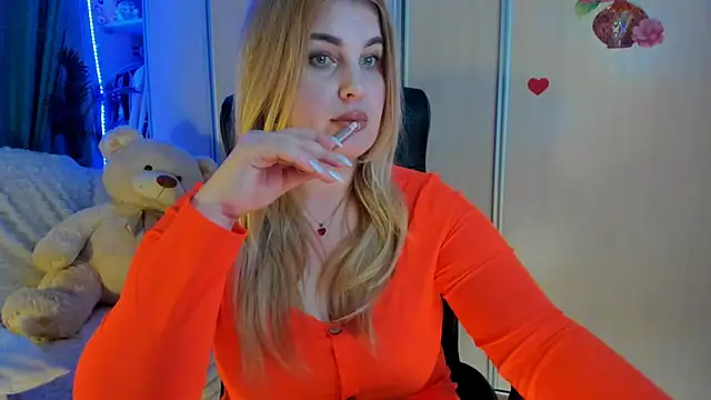 CoraSwon online show from April 10, 5:39 pm