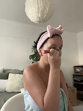 Off  Melonenmandy online show from November 20, 7:30 am