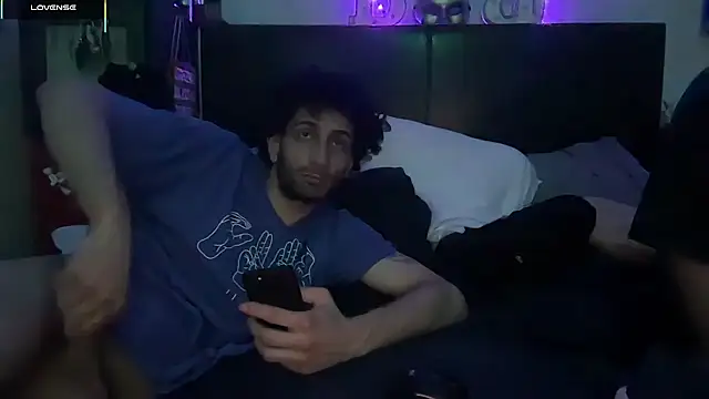 pantslesstraveler plt online show from November 17, 12:49 am