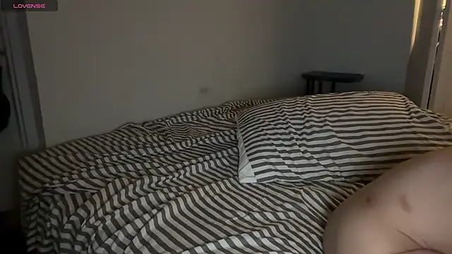 Snapshot of pantslesstraveler_plt chatting on April 12, 7:57 am pantslesstraveler plt online show from April 12, 7:57 am