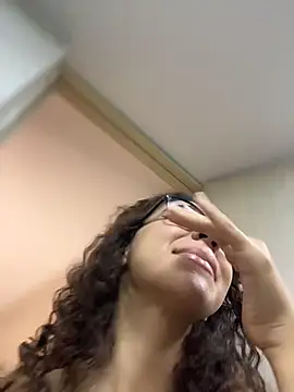 uniquerossie online show from February 4, 6:52 am