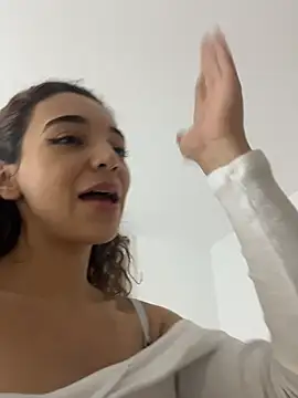 uniquerossie online show from February 11, 7:46 am