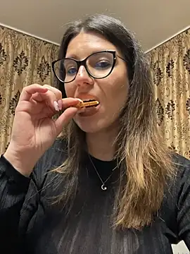 NadiraNoor online show from March 1, 10:01 pm