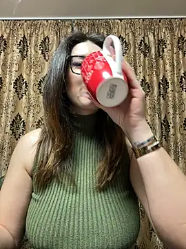 NadiraNoor online show from April 5, 7:11 pm