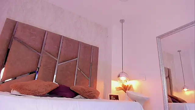 Martinaa Jones  online show from February 8, 5:50 pm