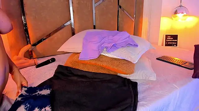 Martinaa Jones  online show from March 3, 9:05 pm