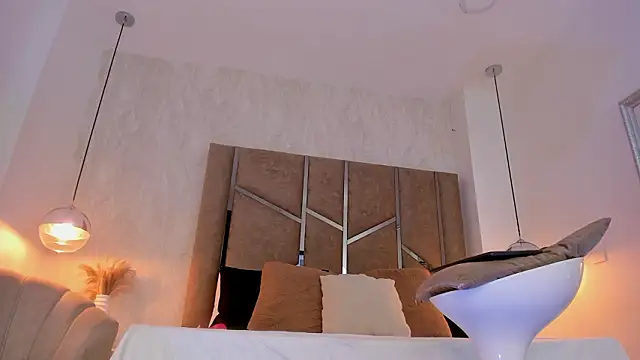 Martinaa Jones  online show from March 18, 1:25 pm