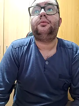 Snapshot of Javier_bear chatting on November 15, 10:48 pm Javier bear online show from November 15, 10:48 pm