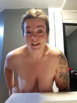 Snapshot of Glitt3rqueen341 chatting on November 5, 12:27 pm Glitt3rqueen341 online show from November 5, 12:27 pm