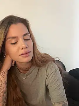 EmiliaCatalina online show from March 1, 6:10 pm