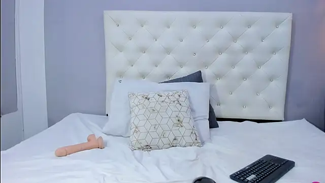 NICOLSKINNY1 online show from October 6, 9:45 pm