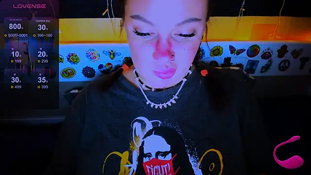 EllieOz online show from March 22, 7:53 pm