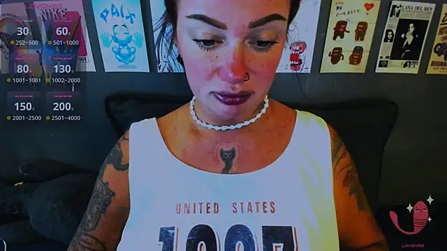 EllieOz online show from April 18, 2:43 pm
