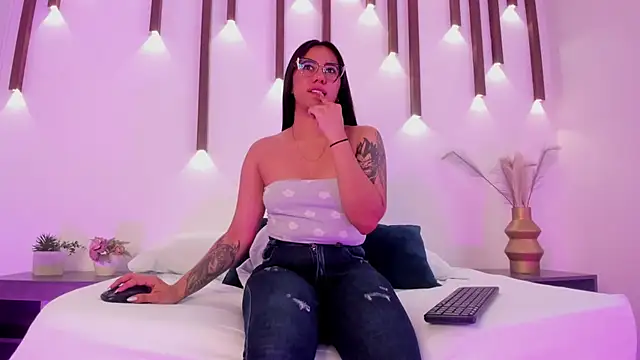 Snapshot of majo_rosse_ chatting on February 19, 7:32 pm majo rosse online show from February 19, 7:32 pm