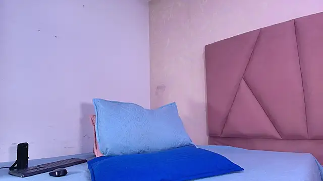 arl chloee online show from September 13, 3:06 am