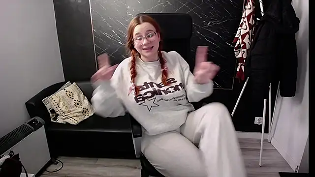 littleviki7 online show from January 15, 10:38 am