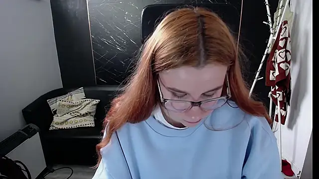 littleviki7 online show from March 11, 11:44 am