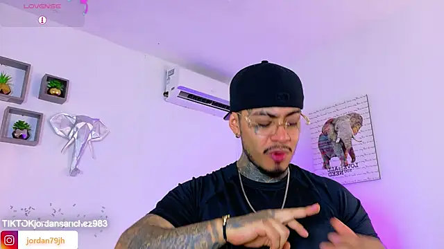 JordanSmiith  online show from April 17, 8:01 pm