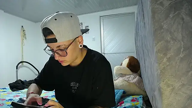 linda 33 online show from April 30, 1:23 am