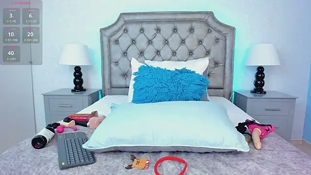 Snapshot of AdelaBrown chatting on December 12, 6:14 am AdelaBrown online show from December 12, 6:14 am