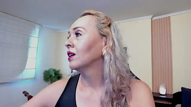 Snapshot of maylin_yung chatting on September 16, 11:55 am maylin yung online show from September 16, 11:55 am