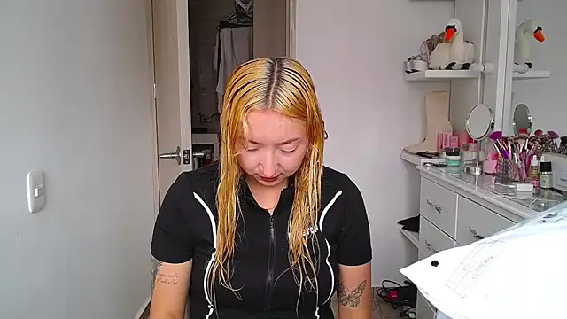 Snapshot of Barbie_girl_69 chatting on March 6, 2:57 pm Barbie girl 69 online show from March 6, 2:57 pm