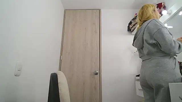 Snapshot of Barbie_girl_69 chatting on April 13, 12:05 am Barbie girl 69 online show from April 13, 12:05 am