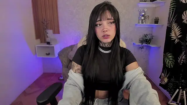 Snapshot of mia_catt05 chatting on December 6, 6:48 am mia catt05 online show from December 6, 6:48 am