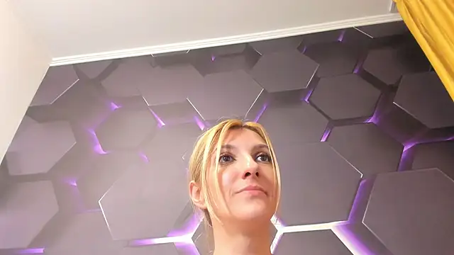 RileyLanna online show from February 21, 10:50 am