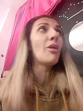 RileyLanna online show from December 18, 3:51 pm