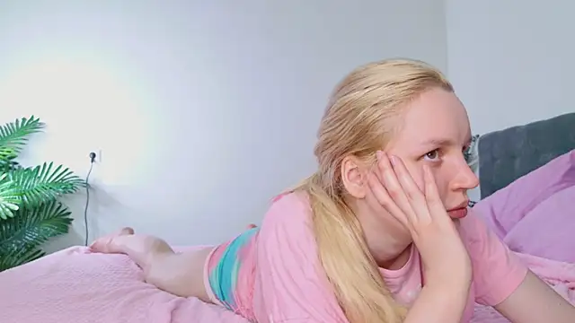 Snapshot of Beatrica_Klein chatting on May 19, 12:11 pm Beatrica Klein online show from May 19, 12:11 pm