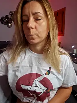 Snapshot of angela_88 chatting on November 23, 9:20 am angela 88 online show from November 23, 9:20 am