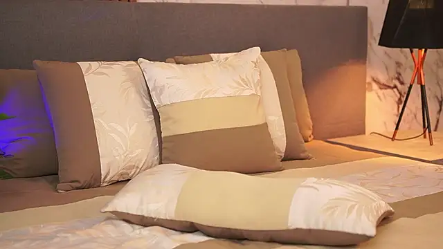 EmaSaenz online show from January 8, 7:45 pm