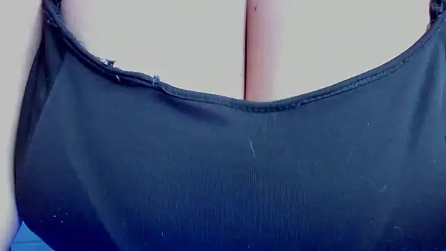 Snapshot of sobigcurvy4u chatting on December 12, 4:21 pm sobigcurvy4u online show from December 12, 4:21 pm