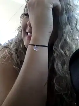 Sara smiiith211 online show from December 18, 12:10 am