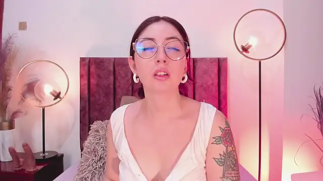 Emilywatsonn online show from January 29, 11:41 am