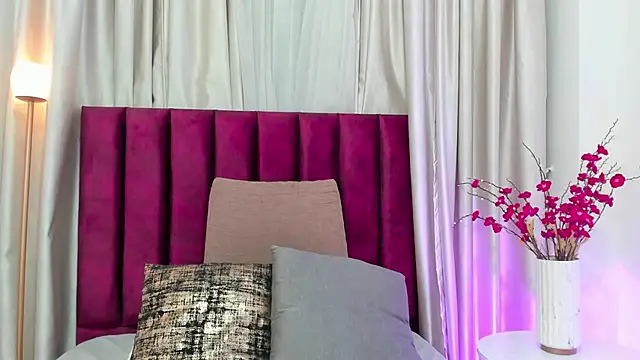 Emilywatsonn online show from February 6, 11:43 am