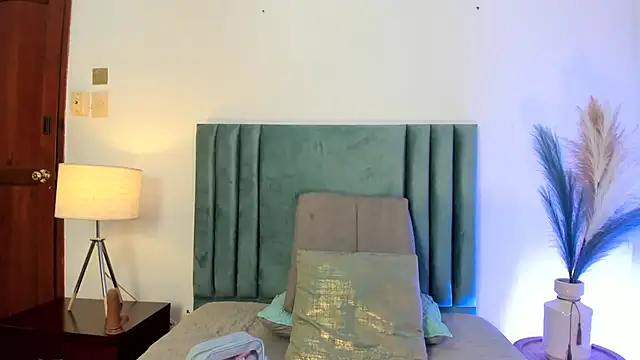 Emilywatsonn online show from February 9, 2:18 pm