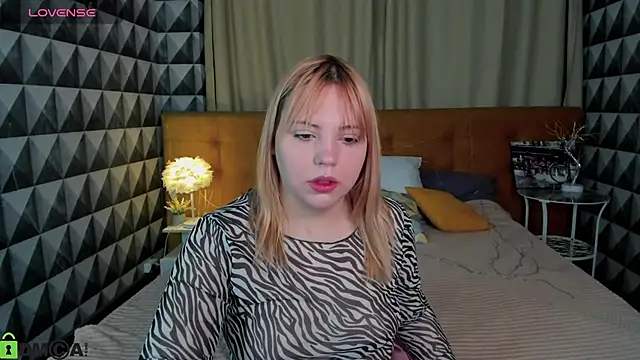 Snapshot of Stacy_Luv chatting on September 15, 12:32 am Stacy Luv online show from September 15, 12:32 am