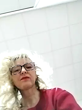 Snapshot of Tinuus chatting on March 4, 6:29 pm Tinuus online show from March 4, 6:29 pm