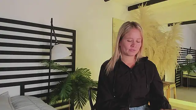 stefanny ruiz  online show from December 21, 12:38 pm